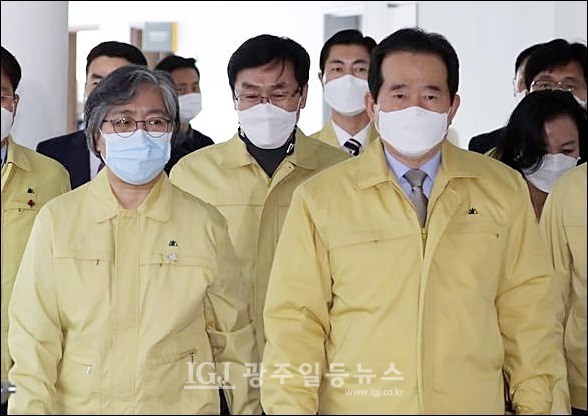 정세균 국무총리가 김은경 질병관리청장과 함께 ‘코로나19 예방접종 대응 추진단’에 들어서고 있다.