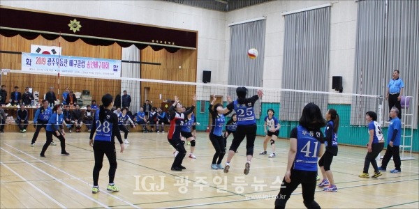 광산구는 광주에서도 생활체육배구가 가장 활성화된 곳으로 알려졌다. 코로나19 사태 이전 광산구 무등산배구클럽의 2019년 송년배구대회 모습. (자료 사진)