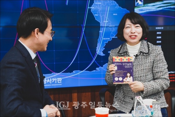 이원욱 위원장이 황정아 박사의 얘기를 듣고 있다.