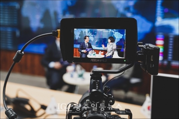 이원욱의 ‘싸인(Science + 人)’ 유튜브 촬영 모습.