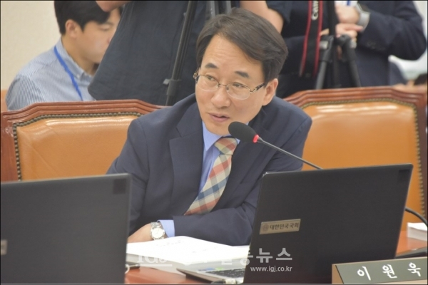 20대 국회 기획재정위원 당시 질의를 하는 이원욱 위원장.