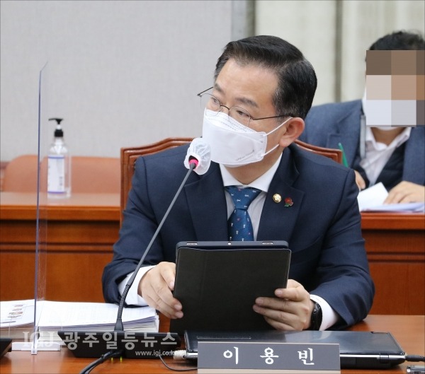 국회 운영위원회 대통령비서실 업무 보고에서 질의하는 의사 출신 이용빈 국회의원.