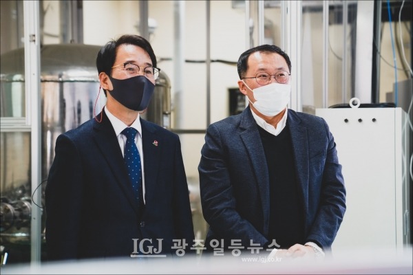 이원욱 국회 과방위원장(왼쪽)과 축정표준과학자 강웅 박사(오른쪽)