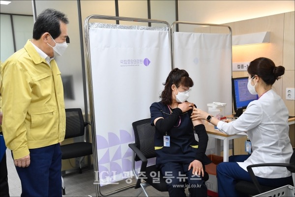 정세균 국무총리가 화이자 백신 1호 접종 현장에 함께하고 있다. (사진 출처 : 정세균 국무총리 페이스북)