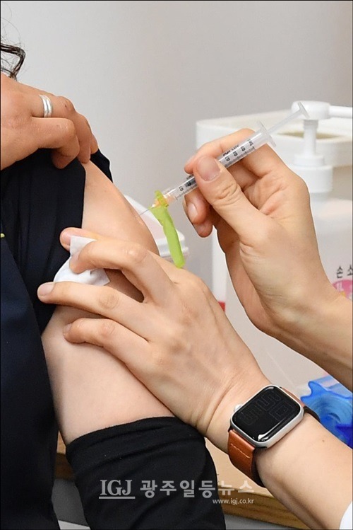 화이자 백신 1호 접종 순간. (사진 출처 : 정세균 국무총리 페이스북)