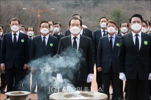 제61주년 2‧28 민주운동 기념식에 참석한 정세균 국무총리가 분향 후 참배하고 있다.