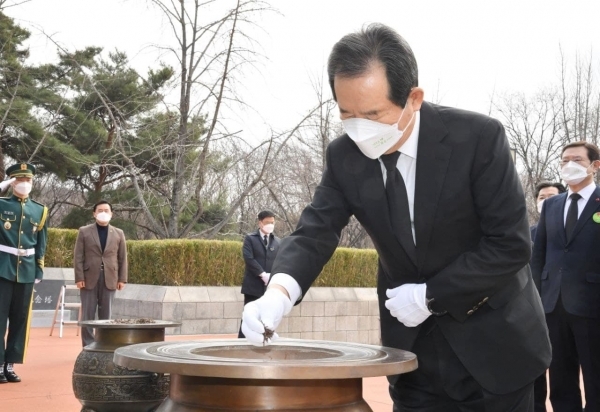 2‧28민주운동 61주년 기념식에서 분향을 하는 정세균 국무총리.