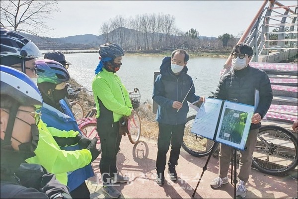 이용빈 국회의원과 참석자들이 현장 설명을 듣고 있다.