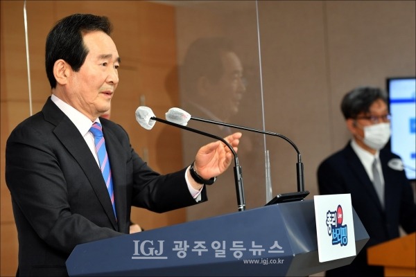 「개방형 라이브 ‘총리 브리핑’」을 진행하는 정세균 국무총리.