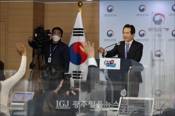 각본 없이 진행되는 브리핑에 기자들이 서로 발언권을 얻기 위해 손을 들고 있다.