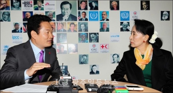 송영길 국회 외교통일위원장이 2013년 2월 1일 인천시장 당시 서울 마포구 동교동 김대중도서관에서 미얀마 민주화 운동 지도자 아웅산 수치 여사를 만나 면담하고 있다. (사진 출처 : 송영길 외교통일위원장 페이스북)