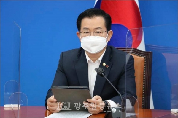 더불어민주당 이용빈 원내부대표가 원내정책조정회의에서 모두발언을 하고 있다.