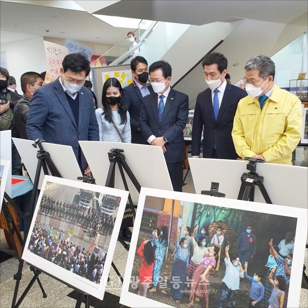 송영길 국회 외교통일위원장, 이용빈 국회의원, 서대석 서구청장이 서구청 1층에서 열린 '미얀마 응원 사진전'에서 사진을 살펴보고 있다.