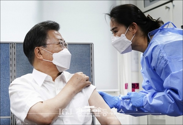 23일 종로구 보건소에서 아스트라제네카 백신 접종을 하는 문재인 대통령. (사진 출처 : 청와대 홈페이지)