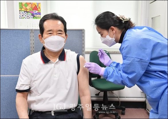 전날 문재인 대통령이 접종을 받은데 이어 백신 접종을 받는 정세균 국무총리., "주사 맞는 느끼도 거의 들지 않았다."