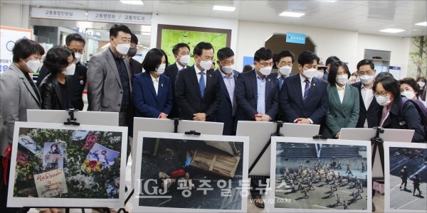 광산구청에서 30일 개막한 미얀마 사진전 ‘#Save Myanmar!’ 에서 (사)광주아시아여성네트워크 황정아 대표가 사진 설명을 하고 있다.