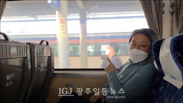 부산 부전역을 향하는 경전선 무궁화호 열차를 몸을 실은 강기정 영호남 상생발전특별위원회 공동위원장. (강기정tv 캡처)