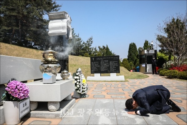 고 김대중 대통령을 찾아 큰 절을 올리는 송영길 의원. (사진 출처 : 송영길 국회의원 페이스북)
