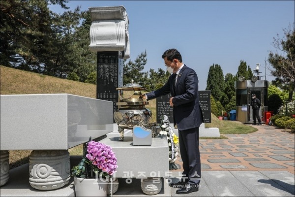 분향하는 송영길 의원. (사진 출처 : 송영길 국회의원 페이스북)