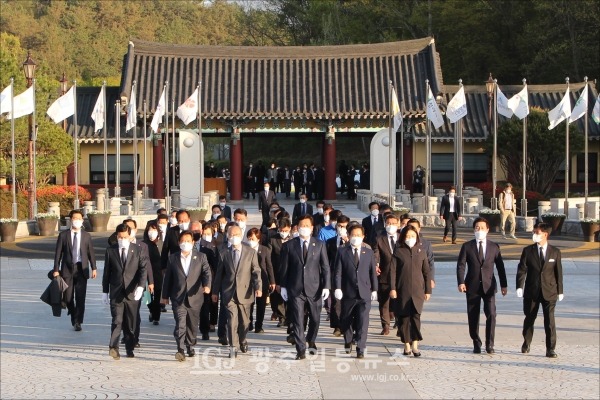 민주의문을 출발하여  5‧18민중항쟁추모탑을 향하는 송영길 당대표 후보와 일행 모습.