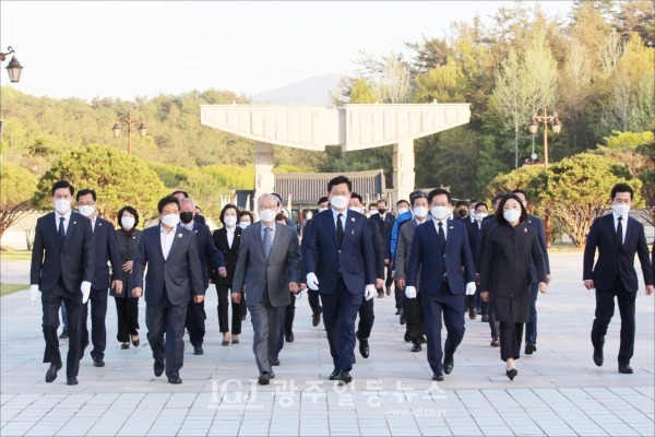 참배광장에 들어서기 직전의 모습.