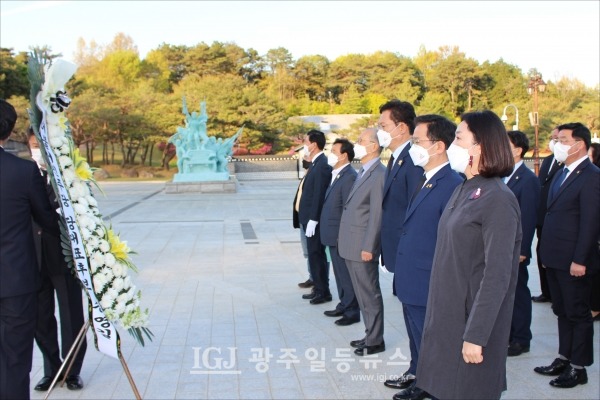 헌화하기 직전 모습. 송영길 당대표 좌측에 이용빈 국회의원과 전진숙 전 청와대 행정관, 우측에 정찬용 노무현 대통령 당시 청와대 인사수석 모습도 보인다.