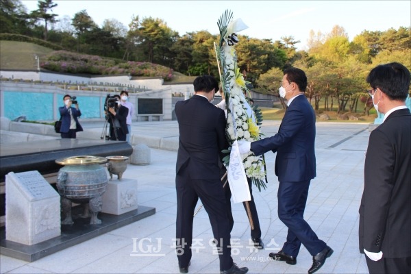 헌화하는 송영길 당대표 후보.