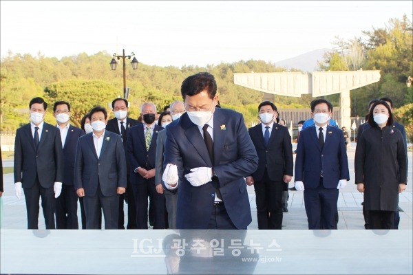 송영길 당대표 후보가 분향하고 있다.