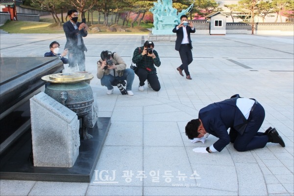 분향 후 5‧18영령을 향해 엎드려 큰절을 올리는 송영길 당대표 후보.