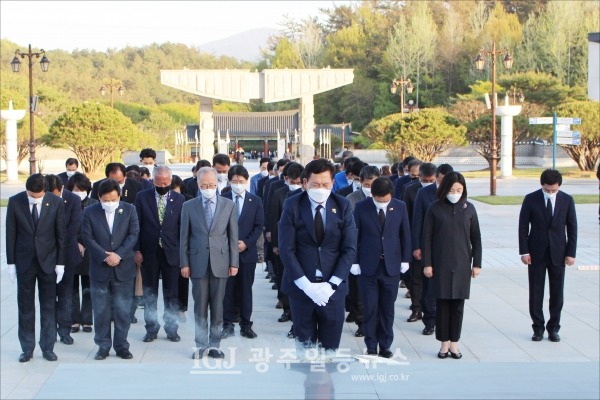 5‧18영령을 향해 묵념하는 모습.