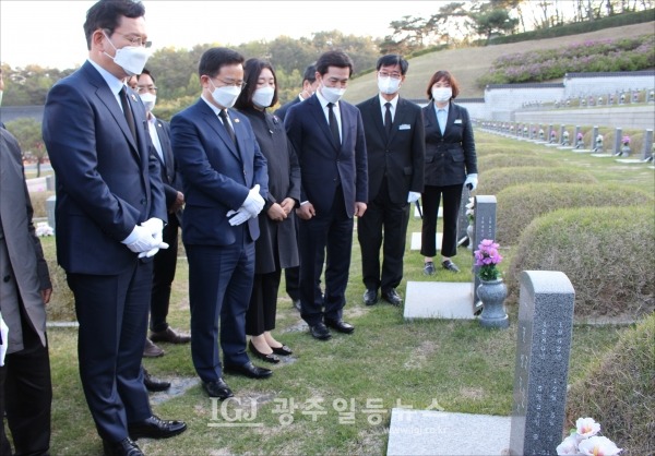 송영길 당대표 후보가 80년 5월 산화한 친구 전영진 열사를 찾아 묵념하고 있다.