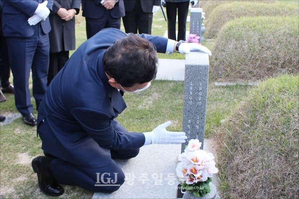 전영진 열사의 출몰연도가 적힌 묘비를 쓰다듬는 송영길 당대표 후보.