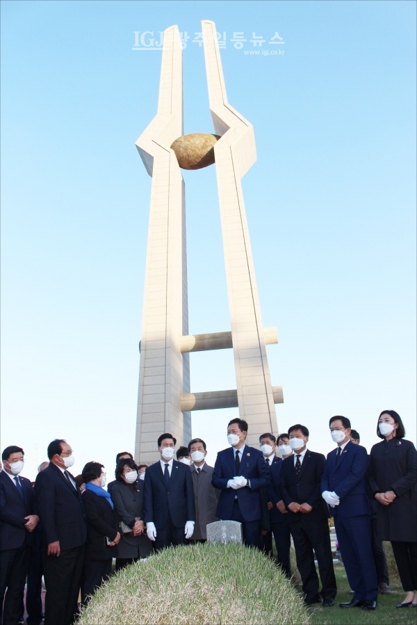 송영길 민주당 당대표 후보가 찾은 전영진 열사 묘소는 5‧18 민중항쟁추모탑 바로 뒷편에 있다. 뒤에  5‧18 민중항쟁추모탑이 보인다.