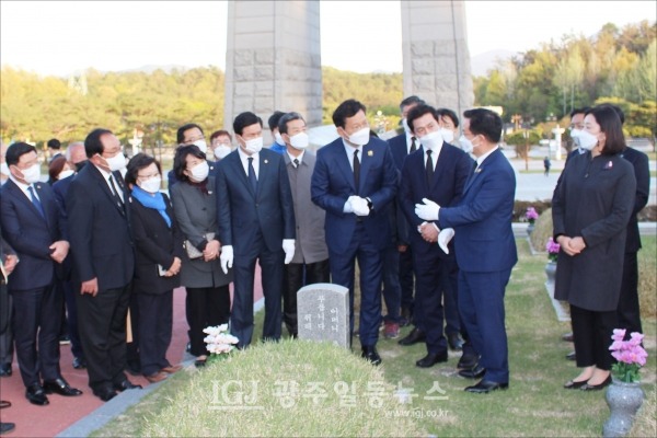 이용빈 국회의원이 송영길 당대표 후보에게 '님을 위한 행진곡'을 제창할 것을 제안하고 있다.
