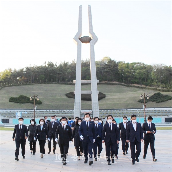 5‧18 민중항쟁추모탑을 뒤로 하고 민주의문을 향하는 모습.