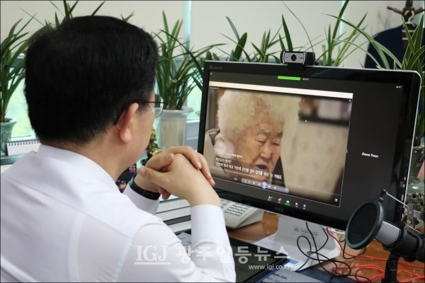 '근로정신대 할머니들과 함께하는 시민모임'에 자문위원으로 참여하고 있는 이용빈 국회의원이 할머니의 증언을 듣고 있다.