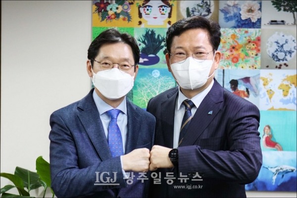 주먹인사를 하는 김경수 경상남도지사(왼쪽)와 더불어민주당 송영길 당대표 후보(오른쪽) 모습.