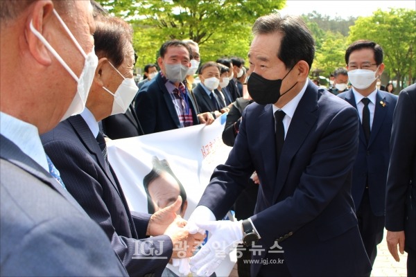먼저 마중 나온 지지자들과 일일이 인사하는 정세균 전 국무총리. 바로 뒤는 이용빈 국회의원.