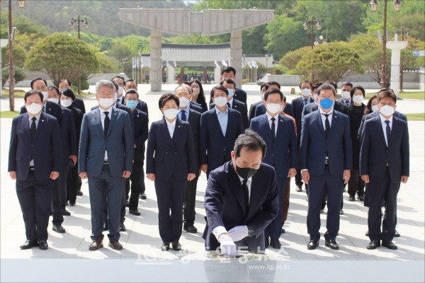 5.18영령에게 분향하는 정세균 전 국무총리.