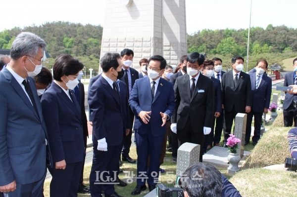 정세균 전 국무총리가 윤상원 열사 묘소를 참배한 후 광산이 지역구인 이용빈 의원으로부터 윤상원 열사의 고향인 광산구 임곡에 대한 얘기를 듣고 있다.