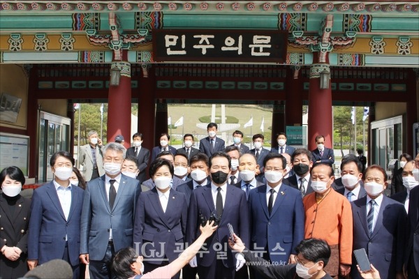 정세균 전 국무총리가 참배 후 민주의문 앞에서 "정권 재창출이 문재인 정부의 개혁을 완결하는 것"이라며 "함께 밀알이 되겠다"라고 대권 출마에 대한 강한 의지를 보였다. 정 전 총리 왼쪽에 이용빈 국회의원, 오른쪽에 양향자.김회재 국회의원, 윤봉근 전 광주광역시의장 등의 모습도 보인다.