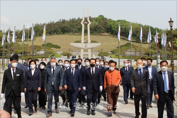 참배 후 충혼탑을 뒤로 하고 민주의문을 향해 내려오는 정세균 국무총리 일행 모습.