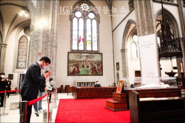 더불어민주당 송영길 당 대표 후보(세례 대건 안드레아)가 29일 명동성당에 안치된 정진석 니콜라오 추기경을 찾아 조문하고 있다.