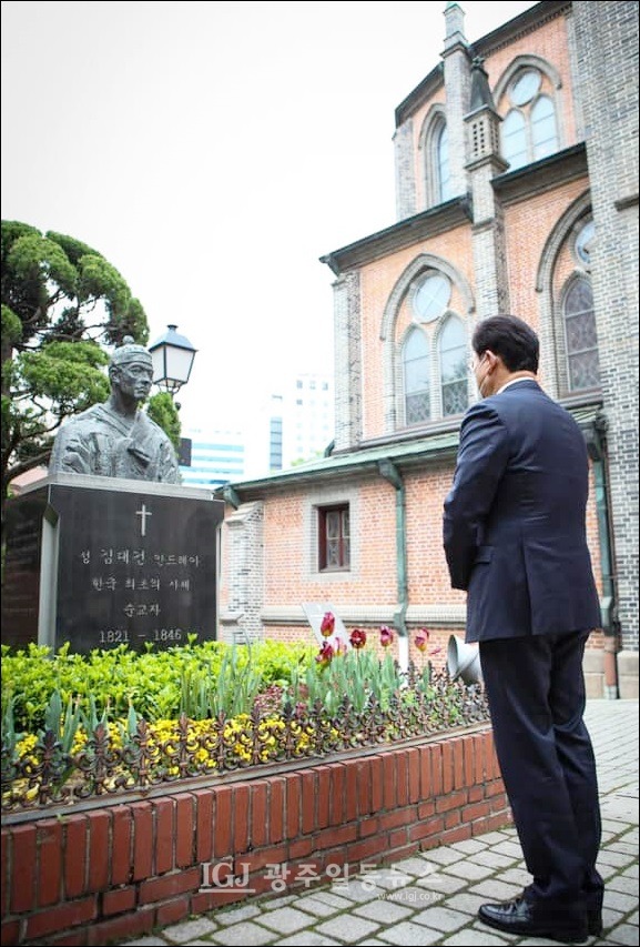 송영길 대건 안드레아가 김대건 안드레아 신부 흉상을 찾아 인사하고 있다.