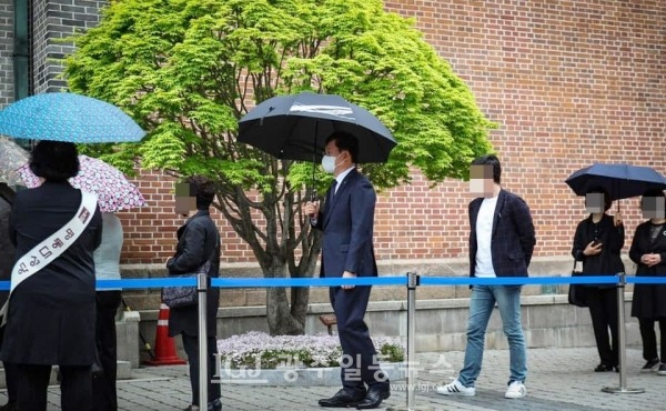 명동대성당에서 다른 추모객들과 함께 서서 차례를 기다리는 송영길 대건 안드레아 더불어민주당 대표 후보.