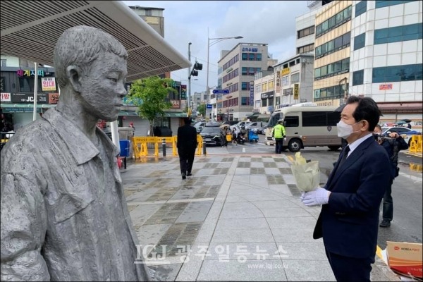 전태일 열사를 찾은 정세균 전 국무총리. (사진 출처 : 정세균 전 국무총리 페이스북)