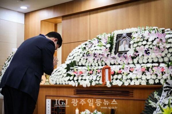 더불어민주당 송영길 대표 후보가 고려대 안암병원 장례식장에 마련된 애국지사 민영주 선생의 빈소를 찾아 고인의 영면을 빌고 있다. (사진 출처 : 송영길 대표 후보 페이스북)