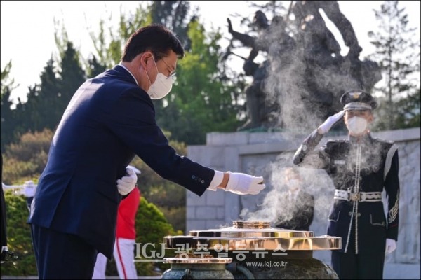 더불어민주당 송영길 대표가 3일 현충원을 찾아 현충탑에 분향하고 있다.