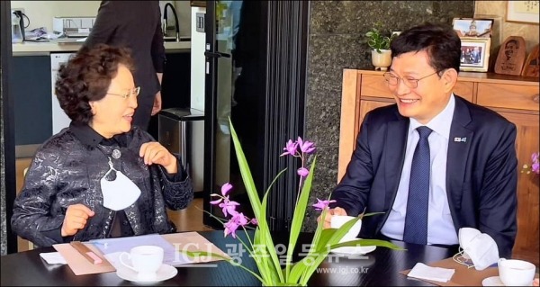 경남 김해 봉하마을 노무현 대통령을 참배한 더불어민주당 송영길 대표 권양숙 여사와 환하게 웃으며 차담을 하고 있다. (사진 출처 : 더불어민주당 송영길 대표 페이스북)