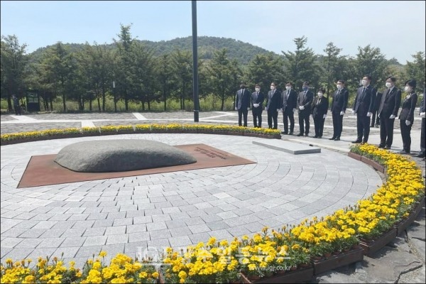 더불어민주당 송영길 대표는 6일 김용민‧강병원‧백혜련‧김영배‧전혜숙 최고위원 등 신 지도부와 함께 노무현 대통령을 참배했다. (사진 출처 : 더불어민주당 송영길 대표 페이스북)
